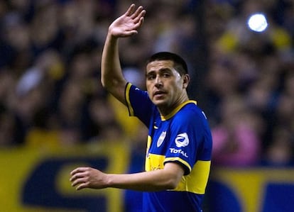 Riquelme saluda a los aficionados de Boca