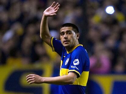 Riquelme saluda a los aficionados de Boca