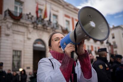 Ángela Hernández, delante la sede del Gobierno de la Comunidad de Madrid. 
