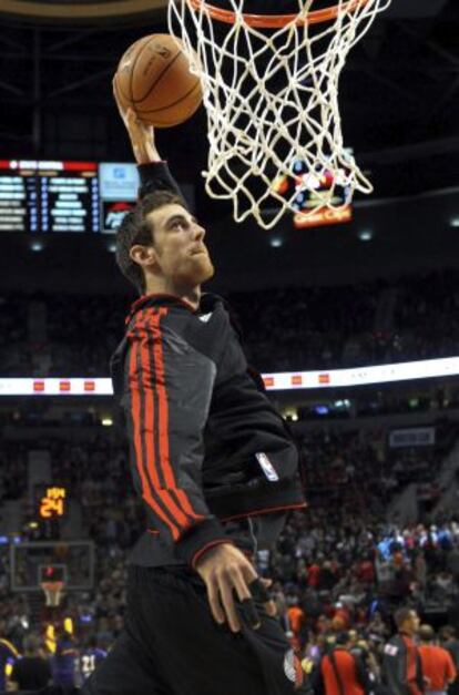 Claver calienta antes del partido contra los Lakers en Portland