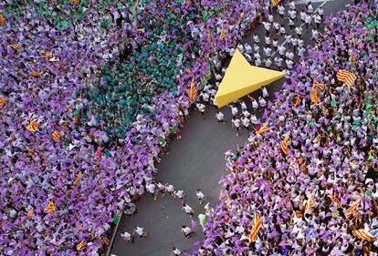 Vista aérea de la manifestación de la Diada, en la avenida Meridiana de Barcelona, con cientos de miles de participantes y que coincidió, el 11 de septiembre, con el inicio de la campaña de las elecciones autonómicas catalanas del 27-S. | <a href=http://politica.elpais.com/politica/2015/09/11/actualidad/1441991129_708705.html target=”blank”>IR A LA NOTICIA</a>