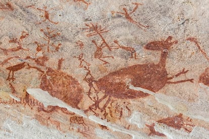 Mural con pinturas rupestres en un yacimiento arqueológico del Parque Nacional de la Sierra de Capivara.