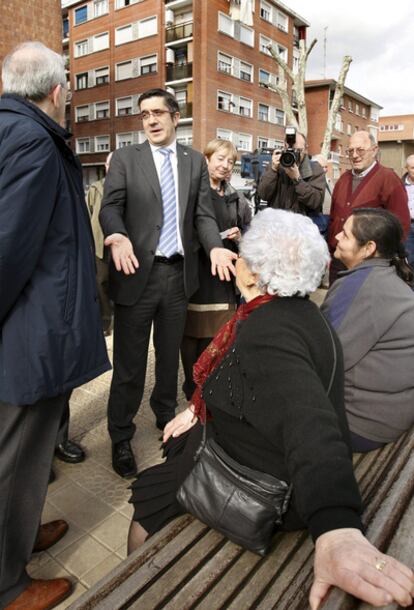 El 'lehendakari' charla con varios jubilados durante la visita que realizó hoy a las obras más recientes del municipio vizcaíno de Trapagaran.