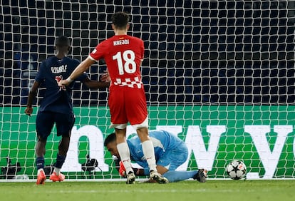 Acción del gol en propia de Paulo Gazzaniga tras el disparo de Nuno Mendes en la victoria del PSG ante el Girona en el Parque de los Príncipes este miércoles.