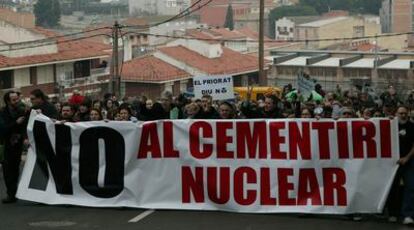 Unas 2.000 personas de todo Tarragona se manifestaron ayer en Ascó contra la instalación de un almacén nuclear en la localidad.