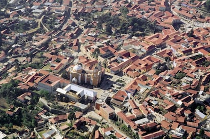 Paraíso minero que ha atraído el poblamiento de esforzados emprendedores de españoles durante la Colonia y luego, ingleses de Cornwall que parecen pervivir en la quietud relajada de un pueblo enclavado entre cerros de una abundancia no tan olvidada.