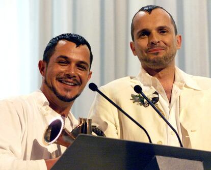 Entrega de los premios de la Música otorgados por la Sociedad General de Autores (SGAE). En la imagen, Alejandro Sanz recibe el premio al mejor compositor pop de manos de Miguel Bosé, el 23 de abril de 1999.