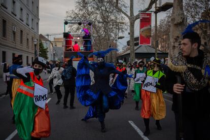 Desfile de Carnaval por la Rambla de Barcelona en homenaje a sus quiosqueros.