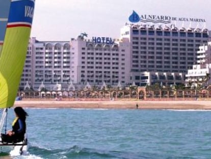 Turistas frente a las instalaciones de Marina d´Or