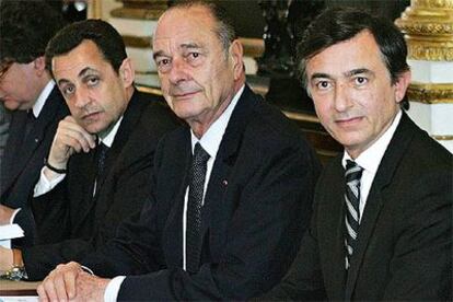 El presidente francés, Jacques Chirac, entre Nicolas Sarkozy (izquierda) y Philippe Douste-Blazy.