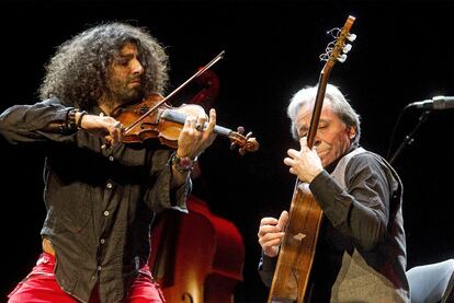 El violinista Ara Malikian comparte escenario con el guitarrista Fernando Egozcue.