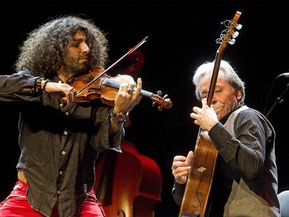 El violinista Ara Malikian comparte escenario con el guitarrista Fernando Egozcue.
