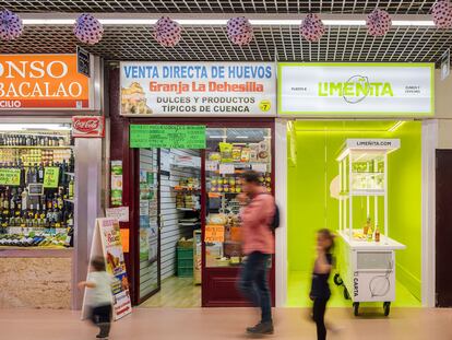 El carro de Limeñita metido en el puesto del mercado.