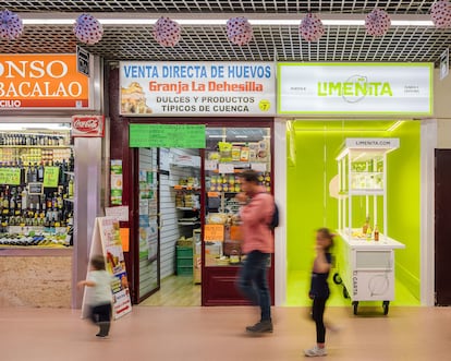 El carro de Limeñita metido en el puesto del mercado de Santa María de la Cabeza, en Madrid.