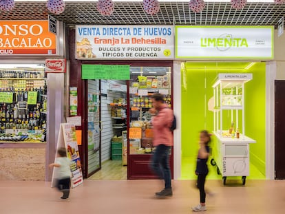 El carro de Limeñita metido en el puesto del mercado de Santa María de la Cabeza, en Madrid.