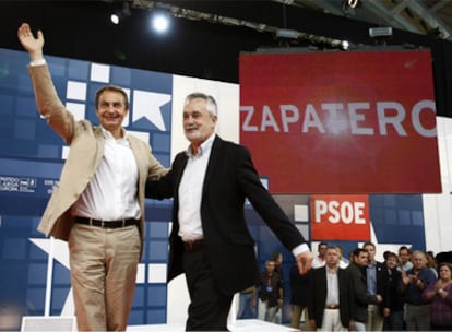 Zapatero y Griñán saludan al finalizar el mitin en el que han participado hoy en Dos Hermanas
