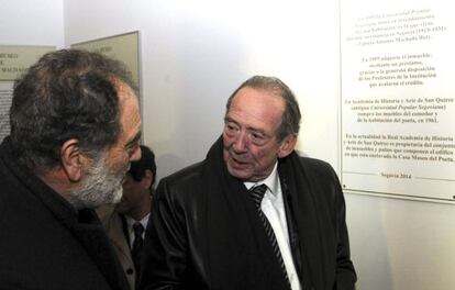 El director de la Real Academia Espa&ntilde;ola (RAE), Jos&eacute; Manuel Blecua, junto al conservador de la Casa Museo donde vivi&oacute; el poeta Antonio Machado en Segovia entre 1913 y 1931.