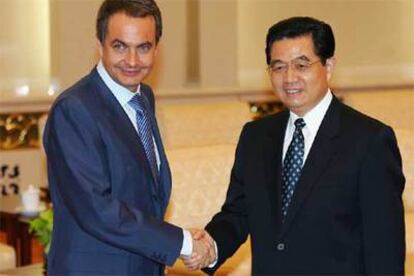 El jefe del Gobierno español, José Luis Rogríguez Zapatero, y el líder chino, Hu Jintao, durante la cumbre de hoy en Pekín.