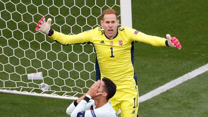 Peter Gulacsi, ante Cristiano Ronaldo, en el partido de la Eurocopa entre Hungría y Portugal