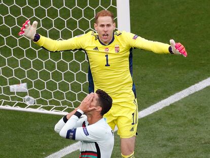 Peter Gulacsi, ante Cristiano Ronaldo, en el partido de la Eurocopa entre Hungría y Portugal