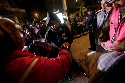 Voluntarios reparten mantas a las personas que permanecen en la calle tras el terremoto, en Ciudad de México.