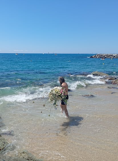 Ofrena floral de l'artista Perejaume a Caldes d'Estrac, dins de la programació del festival Poesia i més