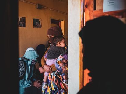 Una mujer sostenía en octubre de 2021 a un bebé en el campo de refugiados saharauis de Tinduf (Argelia).