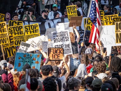 Cientos de personas se manifiestan contra las redadas migratorias frente a las oficinas federales en Nueva York este martes.