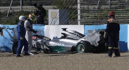 Hamilton observa su Mercedes tras sufrir un accidente.