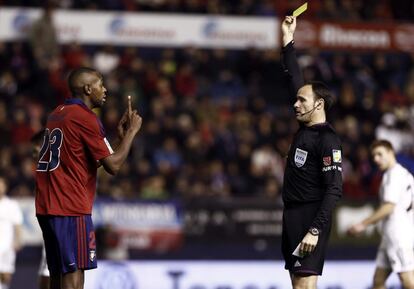 Mateu Lahoz muestra cartulina amarilla al francés Raoul Loe