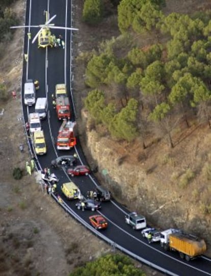 Un helicóptero sanitario interviene en un accidente en la M-501 en septiembre de 2009.