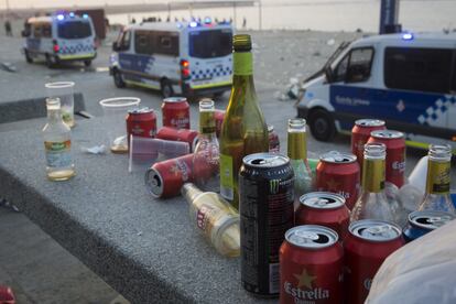 Restos de la verbena y vehículos de la Guardia Urbana de Barcelona.