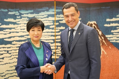 La gobernadora de Tokio, Yuriko Koike, y el presidente de la Junta de Andalucía, Juan Manuel Moreno, este lunes durante su reunión en la capital Japón.