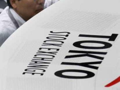 Un corredor de bolsa sigue los monitores en la Bolsa de Tokio, Japón.