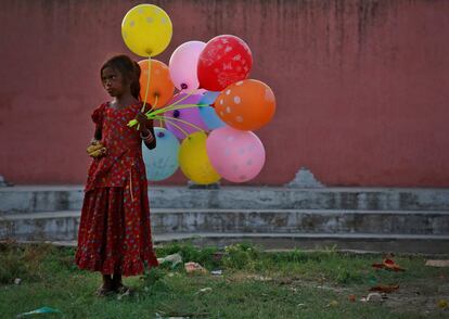 Una ni?a vende globos en las cercanas del ro Yamuna con motivo de la festividad Ganesh Chaturthi, en Delhi (India).