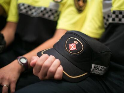 Un agent sosté una gorra de la Guardia Urbana en l'entrega de despatxos de la 87a promoció.