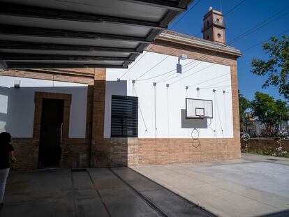 El patio vacío del colegio público Macarena de Sevilla, hoy.