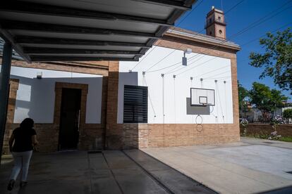 El patio vacío del colegio público Macarena de Sevilla, hoy.