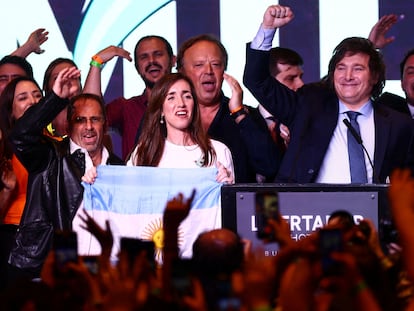 Victoria Villarruel, con una bandera argentina, y Javier Milei celebraban el domingo los resultados de las elecciones presidenciales en su país.