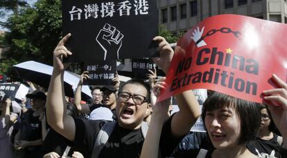 Estudiantes de Hong Kong protestan por la ley china de extradición.