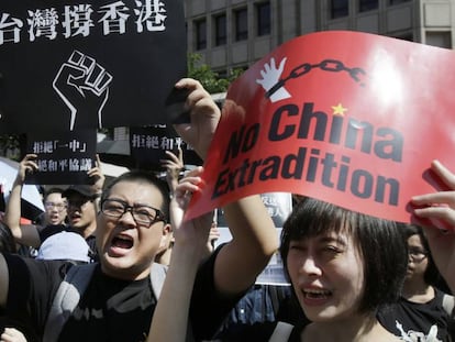 Estudiantes de Hong Kong protestan por la ley china de extradición.