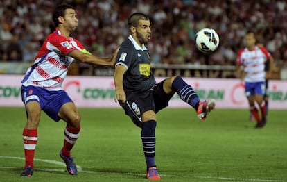 Negredo protege el balón ante Íñigo López. 