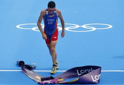 Javier Gómez Noya celebra la medalla de plata en la prueba de triatlón