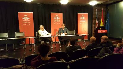 El periodista Juan Cruz, a la izquierda, y el escritor José Manuel Fajardo en la presentación de ‘Viaje a las islas Canarias’, en Nueva York.