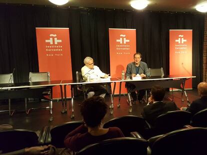 El periodista Juan Cruz, a la izquierda, y el escritor Jos&eacute; Manuel Fajardo en la presentaci&oacute;n de &lsquo;Viaje a las islas Canarias&rsquo;, en Nueva York.