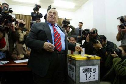 Rauf Denktas, el líder histórico de la comunidad turcochipriota, en el momento de emitir su voto.