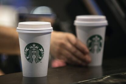 Dos vasos de café de Starbucks.