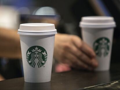 Dos vasos de café de Starbucks.