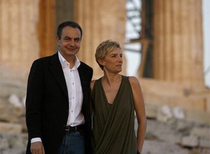 El presidente del Gobierno, José Luis Rodríguez Zapatero, y su mujer, Sonsoles Espinosa esta tarde en la Acrópolis griega