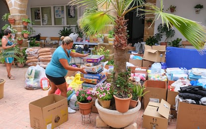 La voluntaria de Rota Leti Armstrong organiza los productos donados por los vecinos para enviarlos a los refugiados llegados a la base.